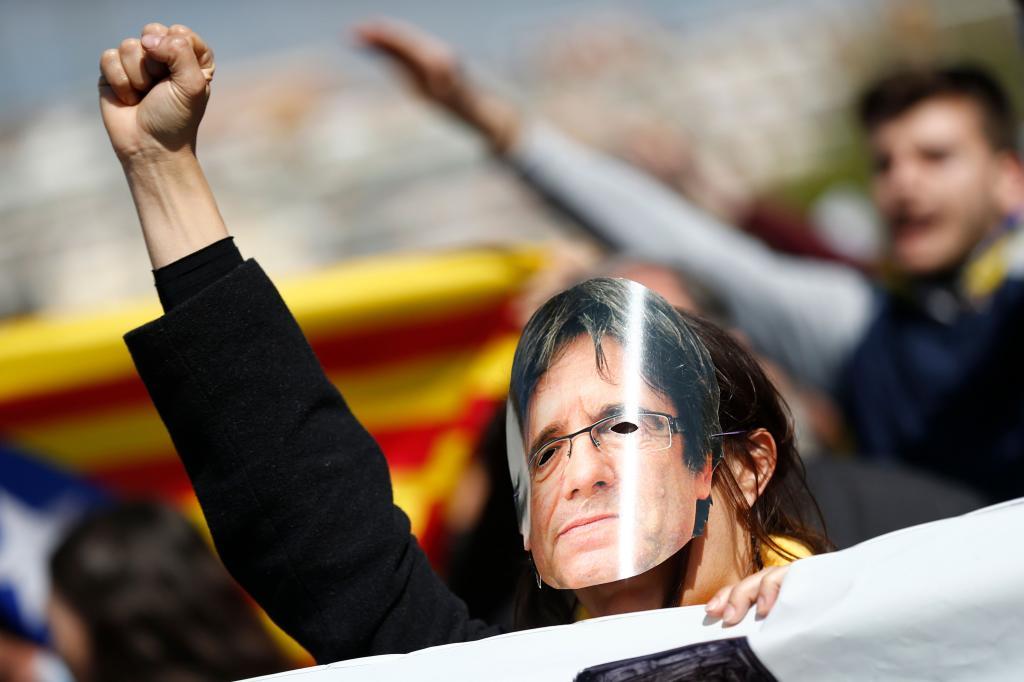 Una mujer se manifiesta en apoyo del ex presidente catalnen...