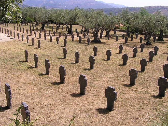Slo unos pocos olivos dan sombra a este peculiar cementerio en el...