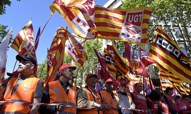 Banderas de UGT y CCOO con los colores de la enseña catalana, en la...