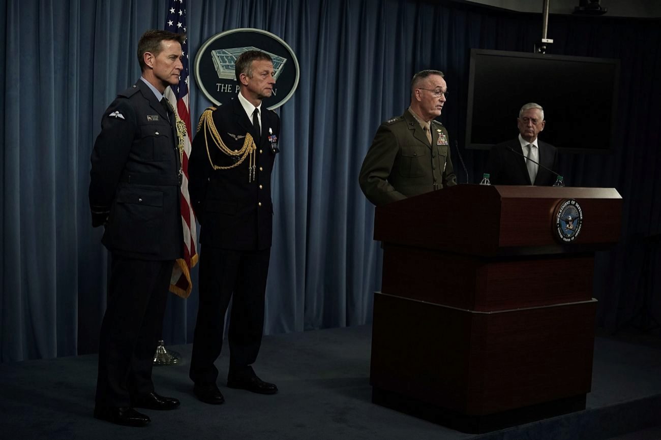 El Secretario de Defensa de EE. UU. Jim Mattis (D) y el Jefe del...
