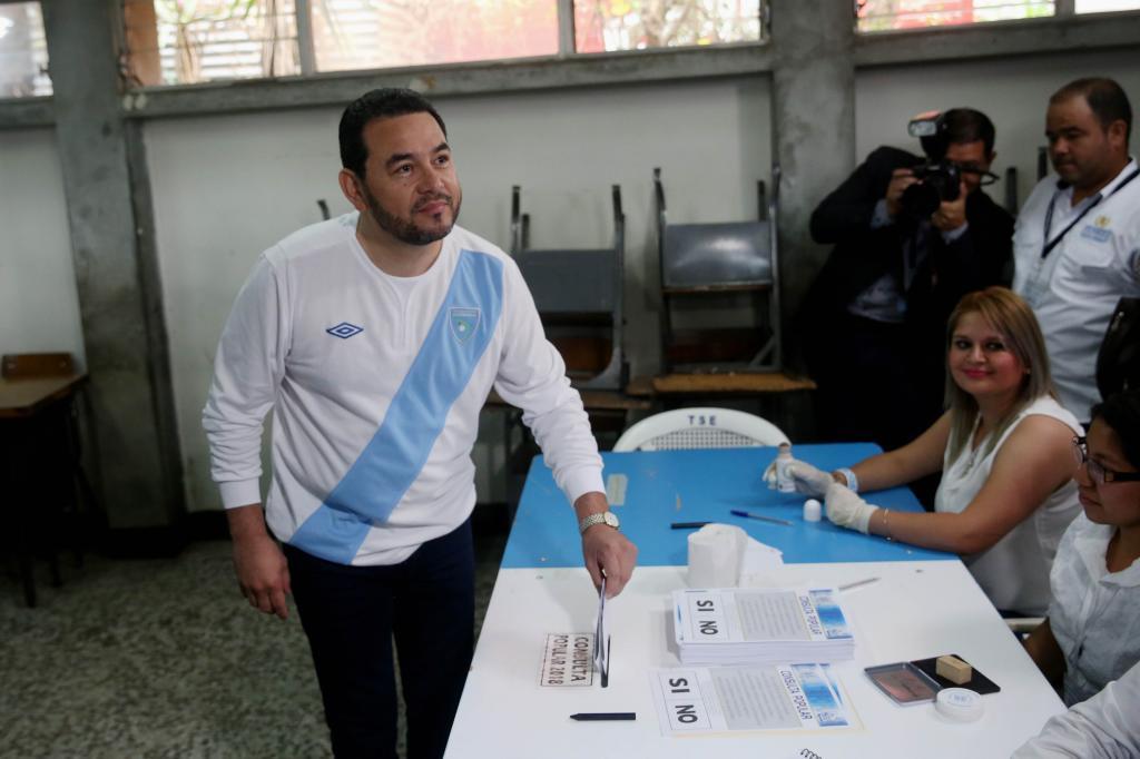 El presidente de Guatemala, Jimmy Morales, vota con una camiseta de la seleccin.