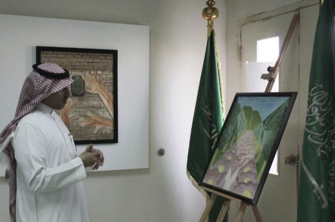 El profesor de Arte comenta el cuadro de un ex condenado, en el Centro Bin Naif de Riad.