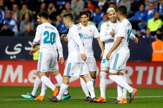 Los jugadores del Real Madrid celebran el segundo gol del equipo en...