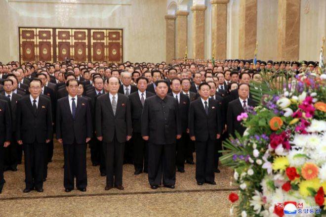 Kim Jong-un, junto a otros altos funcionarios, rinde homenaje a los ex lderes norcoreanos.