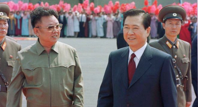 Kim Jong-il da la bienvenida al presidente surcoreano Kim Dae-jung.