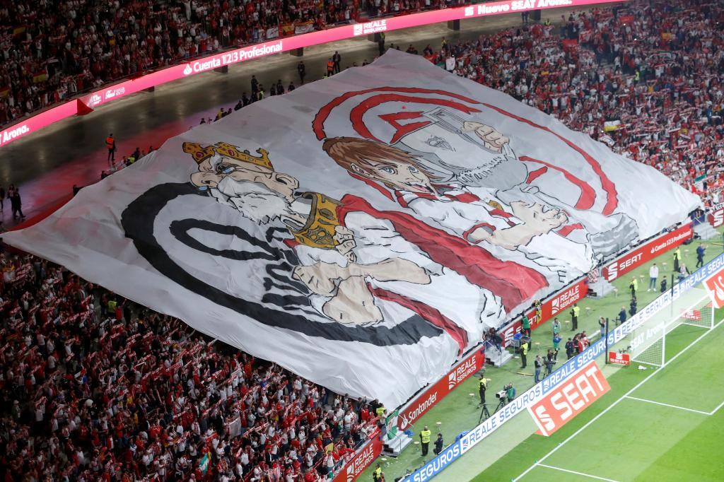 Aficionados del Sevilla muestran un gran cartel en la gradas del Wanda...