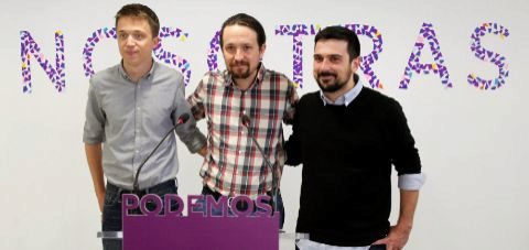 El lder de Podemos, Pablo Iglesias (c), el diputado igo Errejn...
