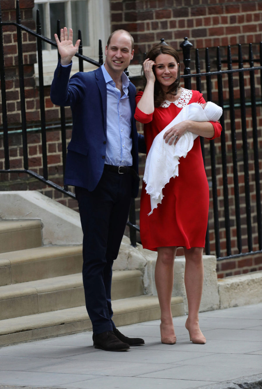 Kate Middleton lo ha vuelto a hacer, ha posado con un vestido rojo con...