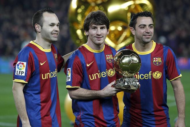 Messi posa con el Baln de Oro de 2010, edicin en la que se impuso...