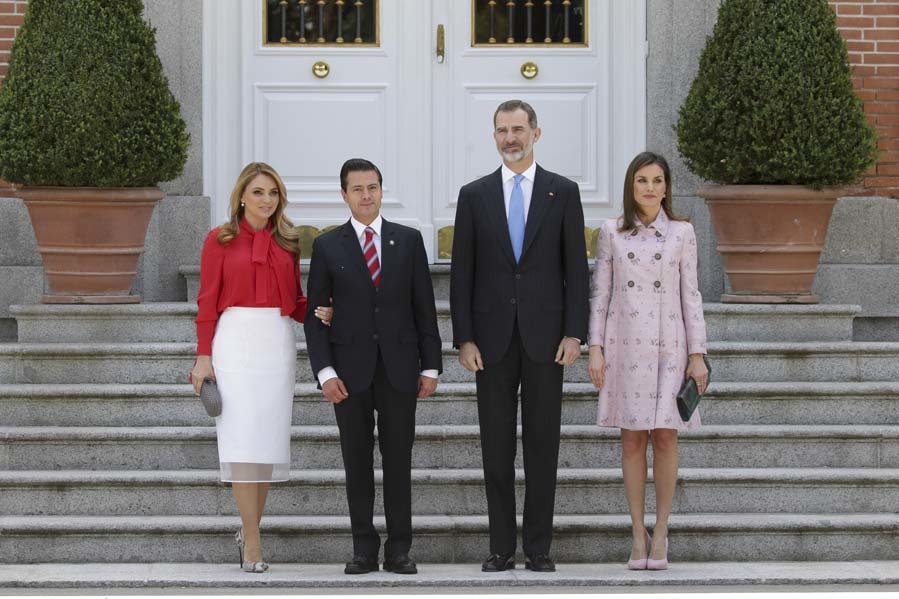 El Rey Felipe VI y la Reina Letizia han recibido en el Palacio de la...