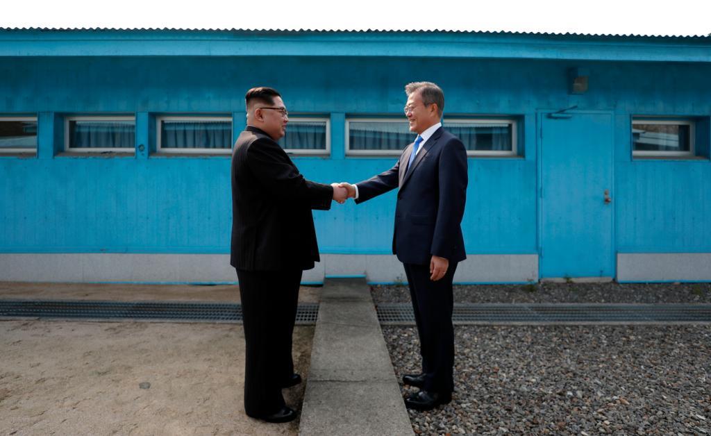 El presidente norcoreano Kim Jong Un choca la mano de su homlogo...