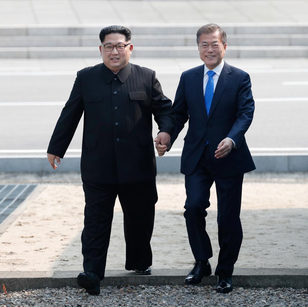 El presidente surcoreano, Moon Jae-in (d), y el lder del Norte, Kim...