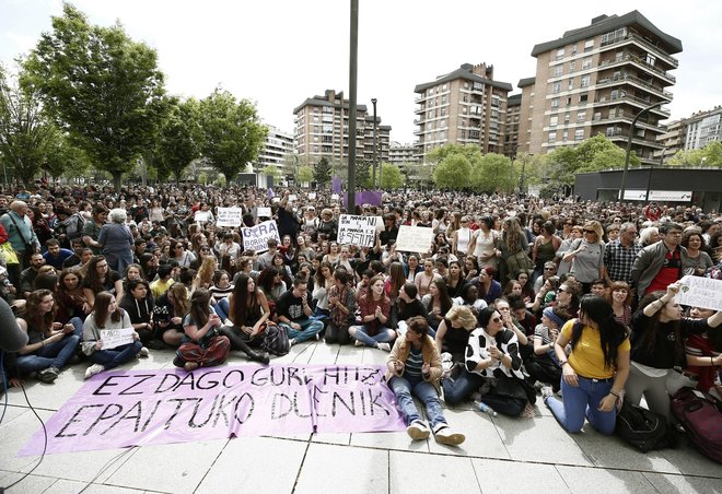 Cientos de personas frente al Palacio de Justicia de Navarra en...