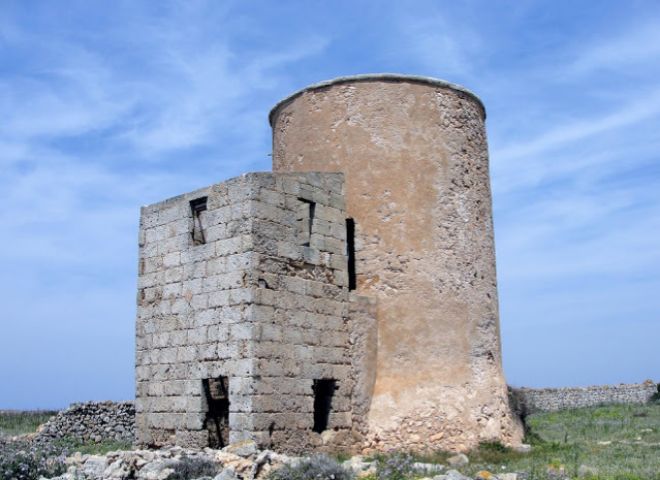 Torre Bajol. Del siglo XVII, ubicada en Menorca.