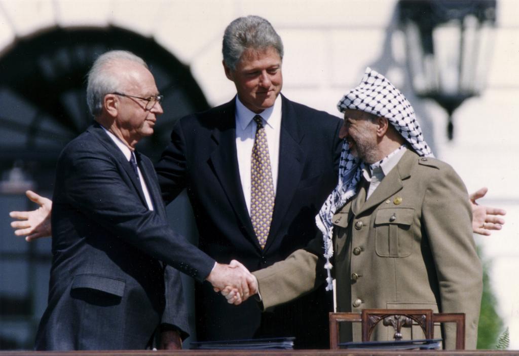 De Arafat Y Rabin A La Frontera Entre Las Dos Coreas Apretones De de-arafat-y-rabin-a-la-frontera-entre-las-dos-coreas-apretones-de