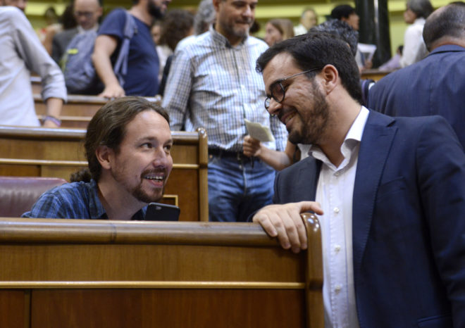 El lder de Podemos, Pablo Iglesias, y Alberto Garzn en el Congreso...