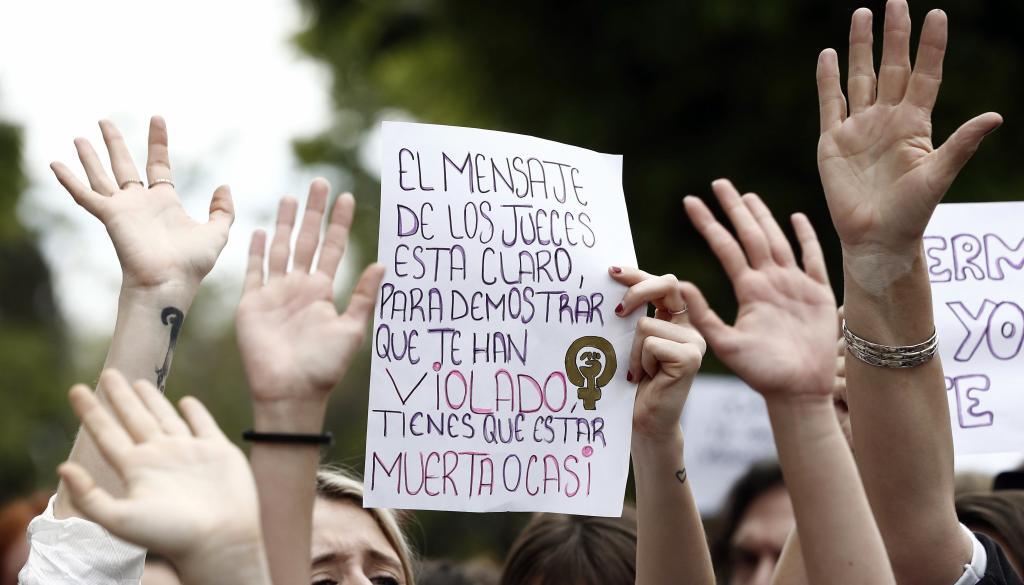 Mujeres en la concentracin celebrada este viernes en Pamplona contra...