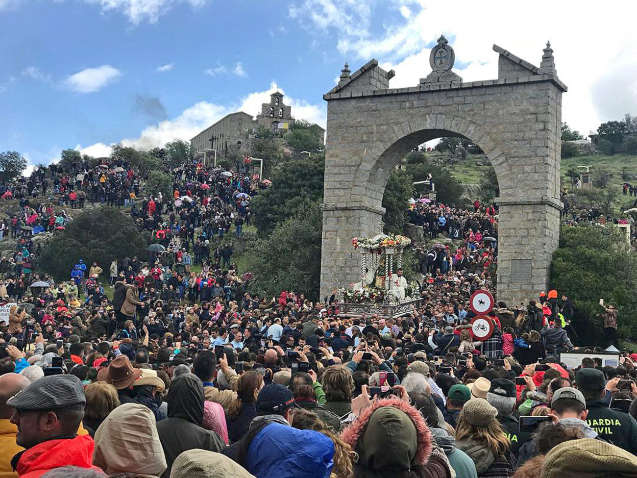 Miles de devotos, en la procesin en el Cerro del Cabezo.