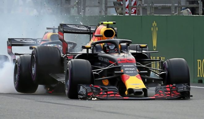 Ricciardo, piloto de Red Bull, embiste a su compaero Versteappen en...