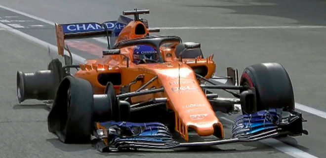 Fernando Alonso sufri dos pinchazos en la primera vuelta.