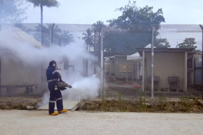 Un hombre fumiga el campamento de los solicitantes de asilo y refugiados en la isla de Manus.