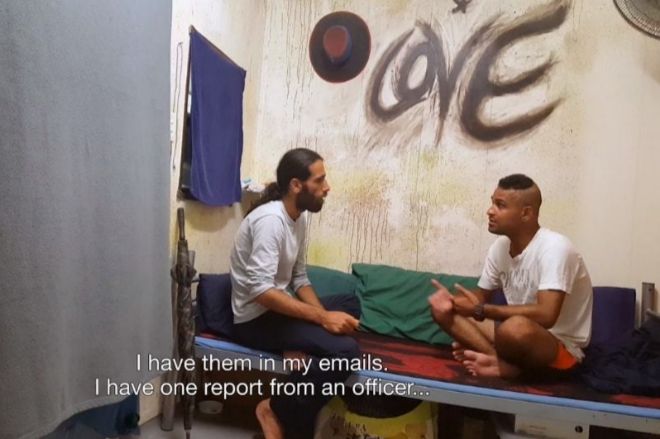 Amin (derecha), un solicitante de asilo iran, habla con Behrouz Boochani, en el filme.
