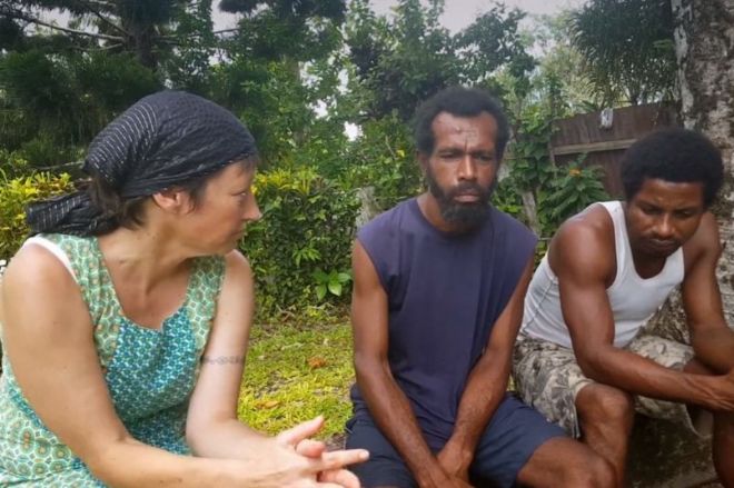 Nativos de la isla de Manus conversan con la activista australiana Janet Galbraith (izq), en la pelcula.