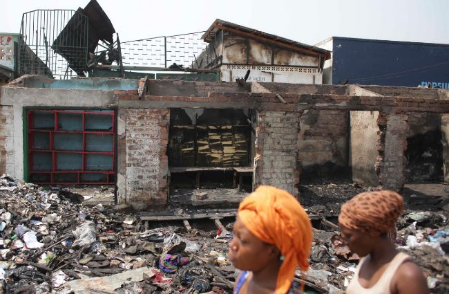 Tiendas quemadas por los combates en el barrio musulmn de Bangui.