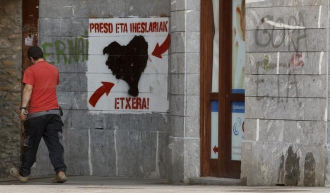 Pintadas en favor de ETA y de los presos en una calle de Hernani...