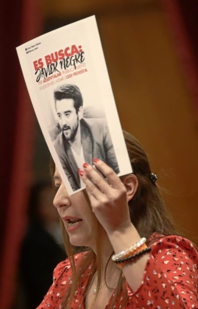 La diputada de Ciudadanos Sonia Sierra sostiene un cartel de los CDR...
