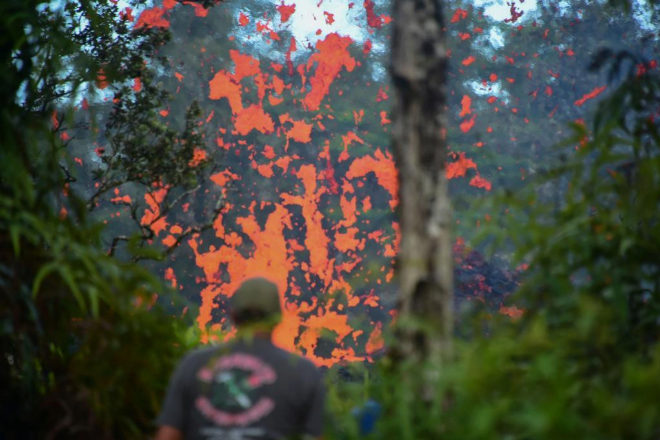 Un hombre observa la lava que expulsa una de las grietas del Kilauea.