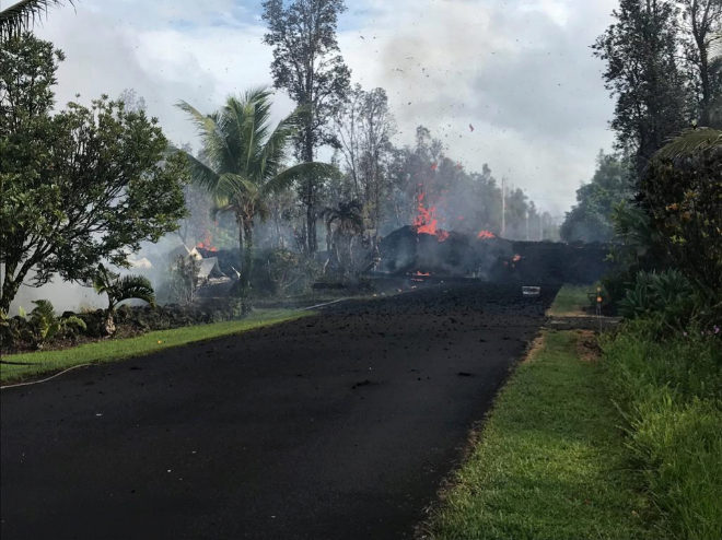 Una carretera destruida por un ro de lava procedente del Kilauea.