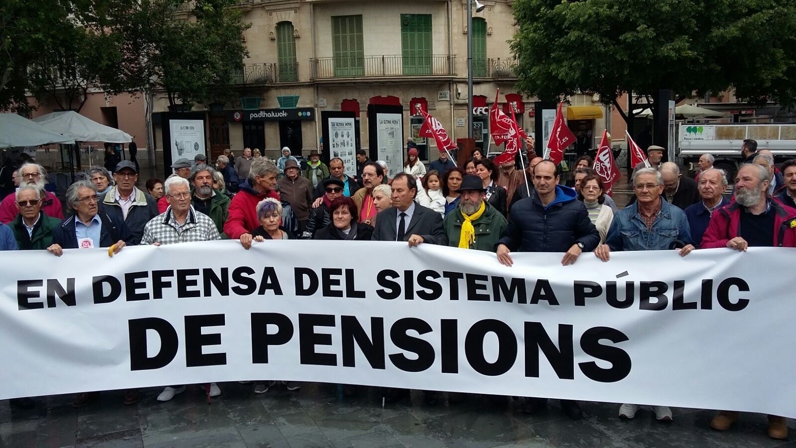 Más de 100 personas se manifiestan en Palma por las pensiones de "hoy y ...