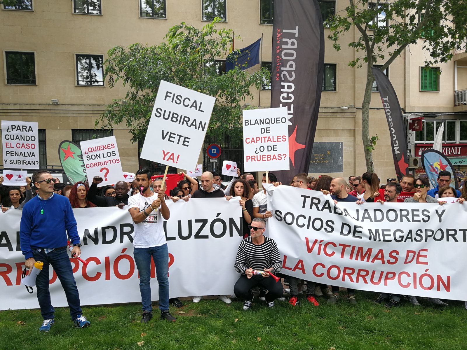 Más de 500 personas se manifiestan por cuarta vez en Palma contra la ...