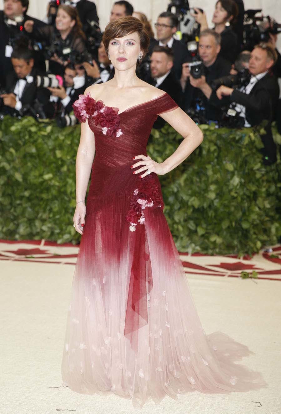 Scarlett Johansson con un vestido degrade de granate a rosa palo de...