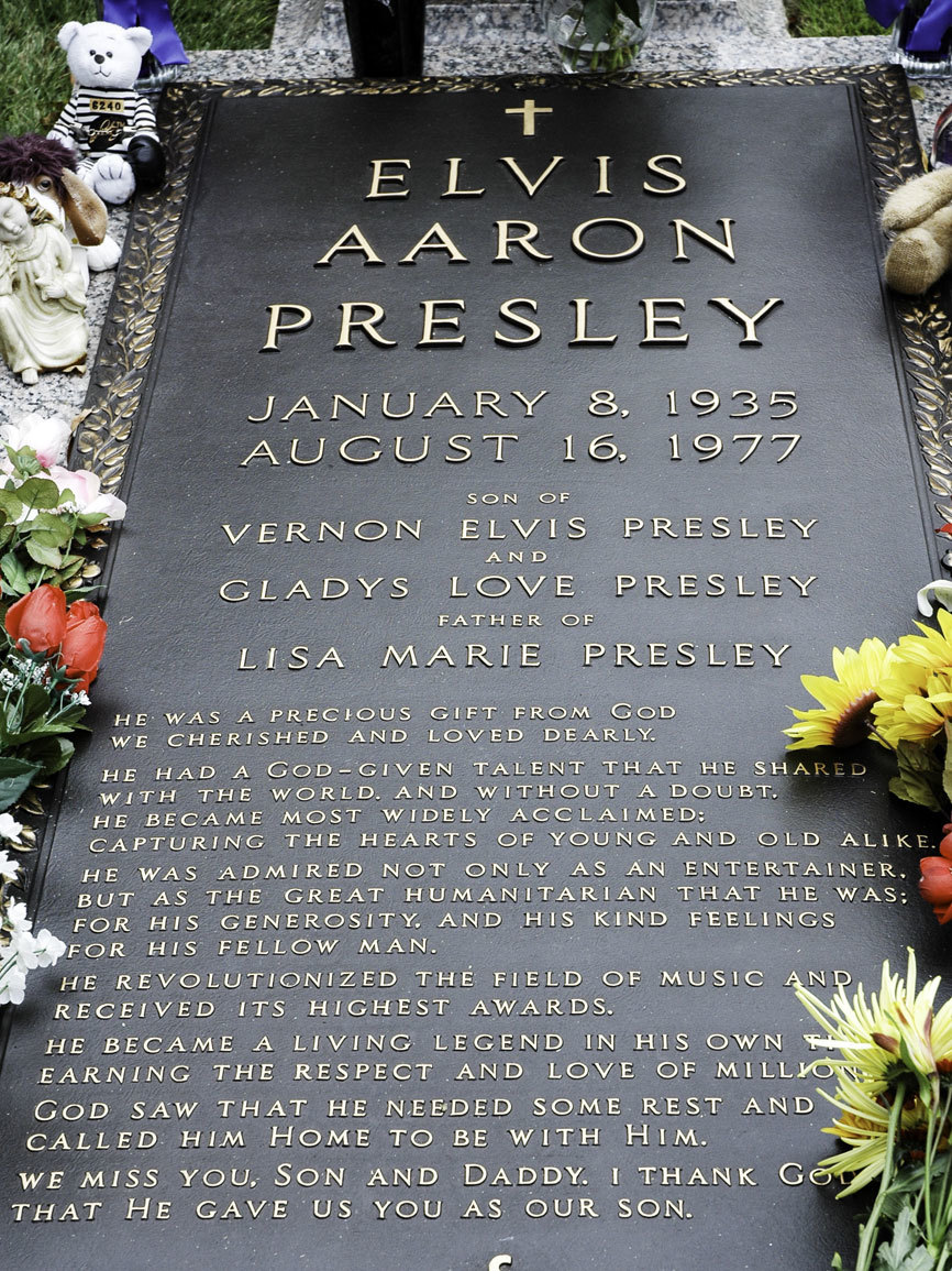 Elvis Presley, rey del rock-n-roll, murió por sobredosis en agosto...