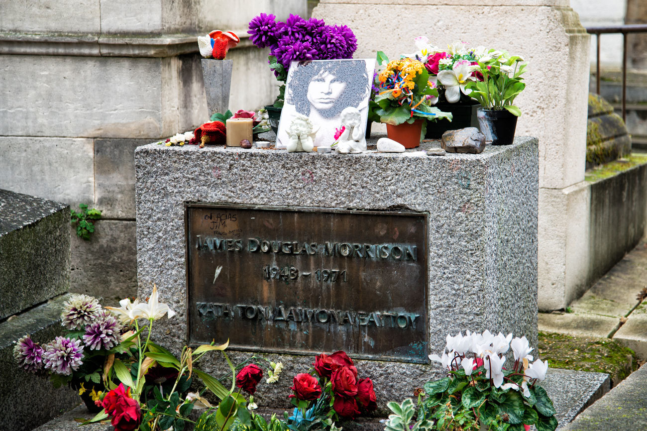 Además de la tumba de Oscar Wilde, Père Lachaise...