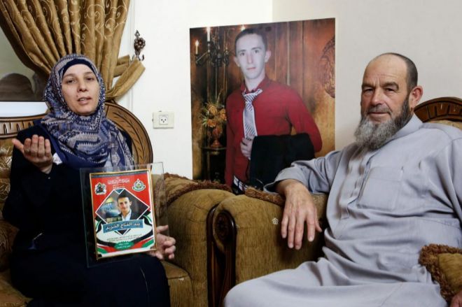 Los padres del palestino Abed Al Fatah Al Sharif en su casa en Hebron.
