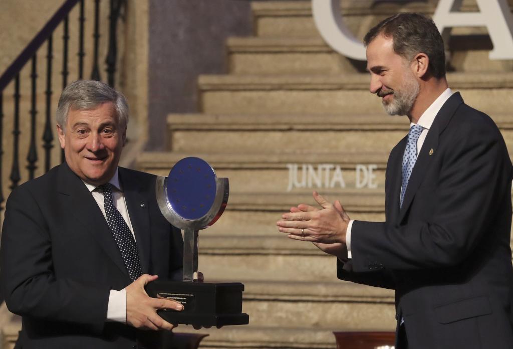 Antonio Tajani recibe el Premio Europeo Carlos V de manos de Felipe...