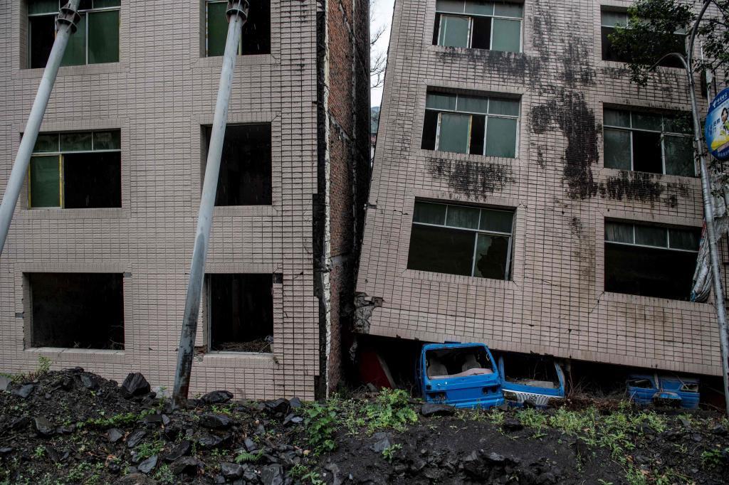 Edificios derrumbados sobre coches en Beichuan.