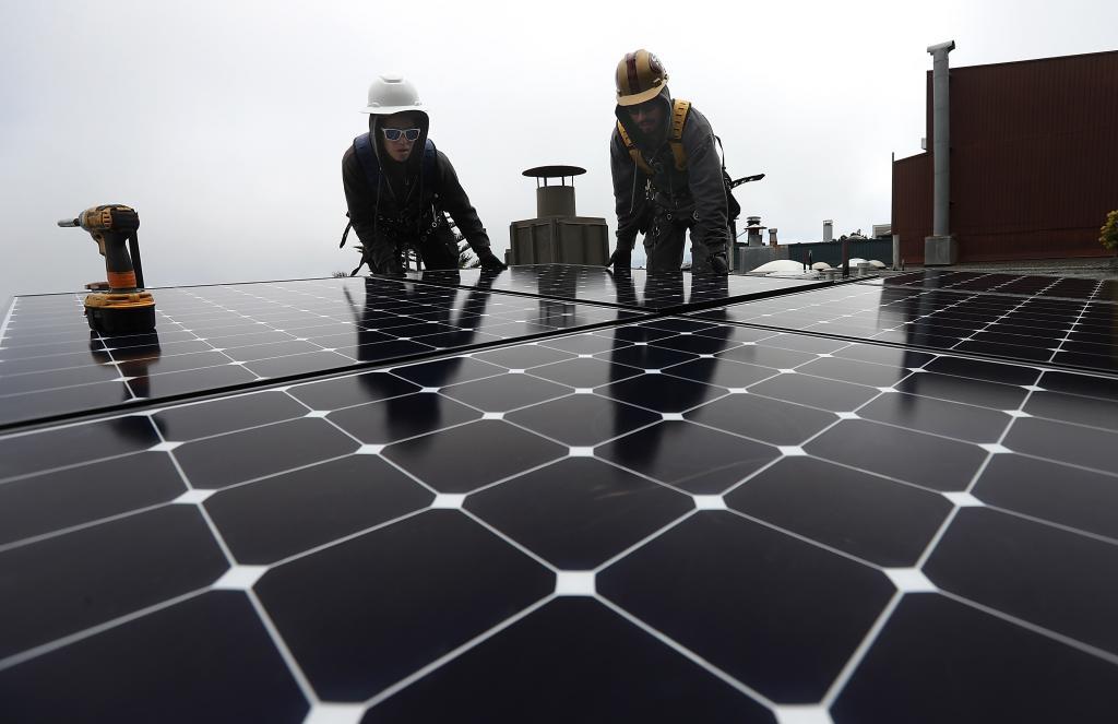 Operarios colocando paneles solares en California.