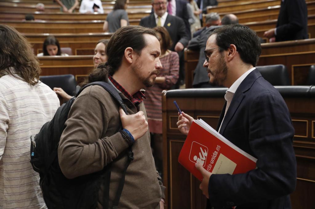El lder de IU conversa con el secretario general del Podemos en el...