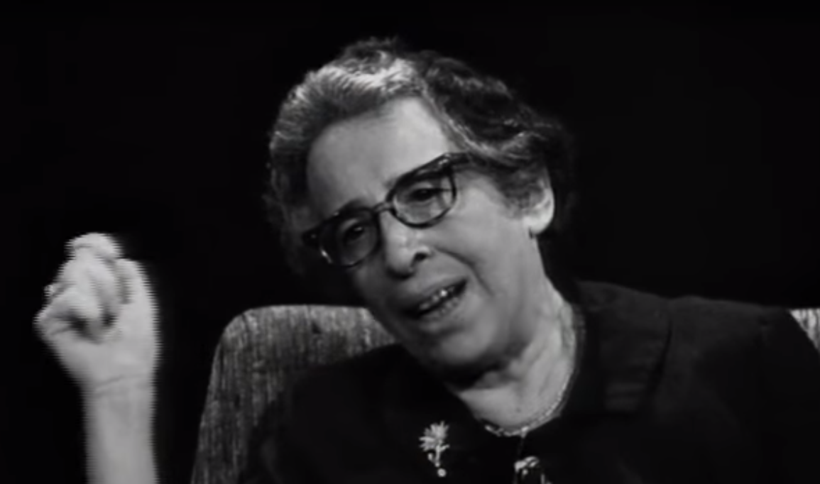 Hannah Arendt durante una entrevista.