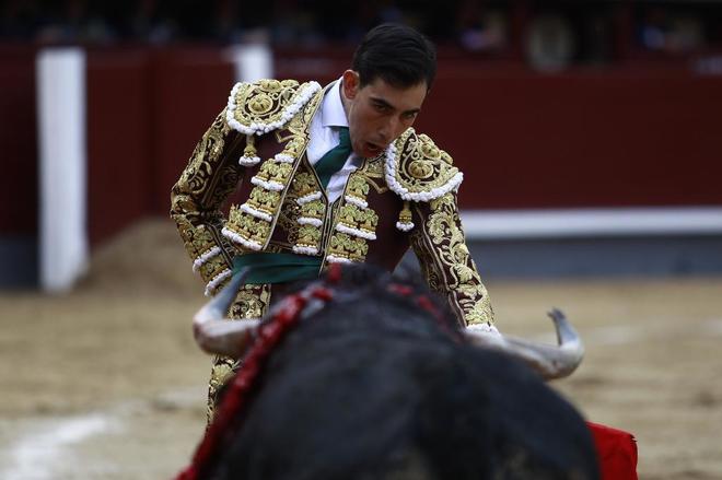Fortes cita con la izquierda al toro en una tarde en Madrid.