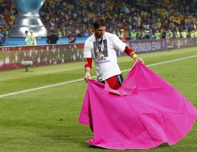 Sergio Ramos, tras ganar la Eurocopa de 2012, torea con un capote...
