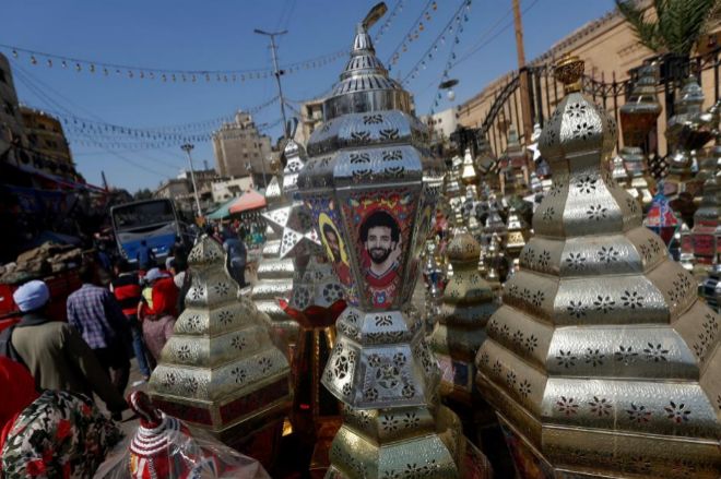 Las farolitas egipcias (Fanus) embellecidas con las fotos de Mohamed Salah, el jugador de Liverpool.
