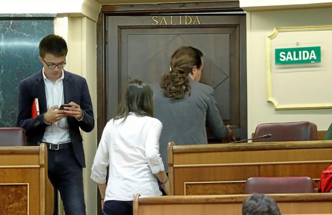 Pablo Iglesias e Irene Montero abandonan el hemiciclo del Congreso