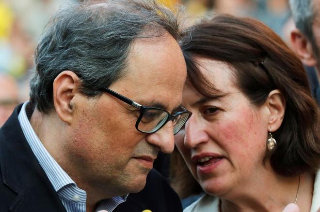 El presidente de la Generalitat, Quim Torra (i) y la presidenta de la...