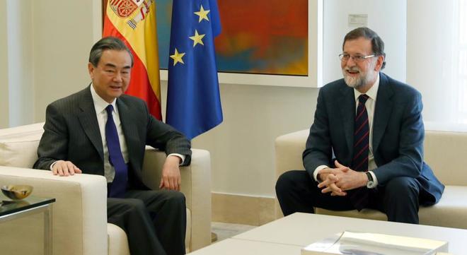 El presidente del Gobierno, Mariano Rajoy, junto al ministro de...