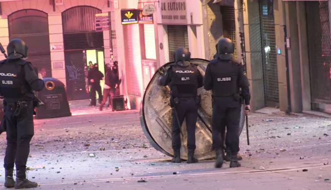 Unos manifestantes lanzan piedras contra la Polica en Navarra en...